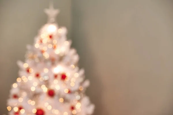 Helder Licht Een Kerstboom Defocused Shot Van Een Prachtig Versierde — Stockfoto