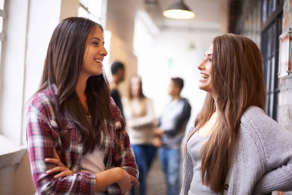 Instalar Vida Universitária Duas Estudantes Universitárias Conversando Corredor Com Seus — Fotografia de Stock