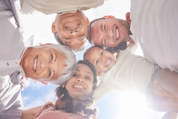 Amor Família Retrato Verão Céu Natureza Criança Feliz Com Pais — Fotografia de Stock