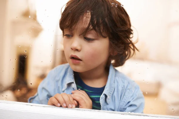 Sole Quello Che Vedo Bambino Che Guarda Fuori Una Finestra — Foto Stock