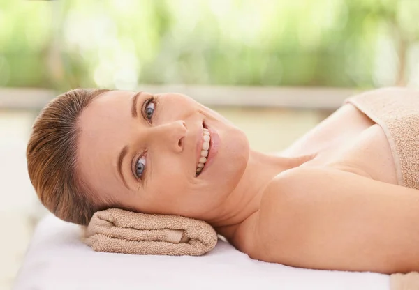 Refrescante Mesa Massagem Uma Mulher Spa Dia Relaxante Uma Mesa — Fotografia de Stock