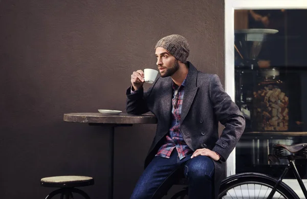 Sidewalk Smuttar Stilig Ung Man Vinterkläder Som Tar Drink Ett — Stockfoto