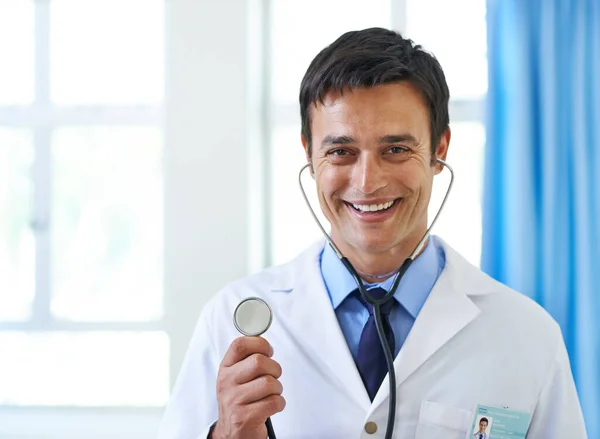 让我们看看里面有什么 一个年轻英俊的医生带着听诊器微笑的画像 — 图库照片