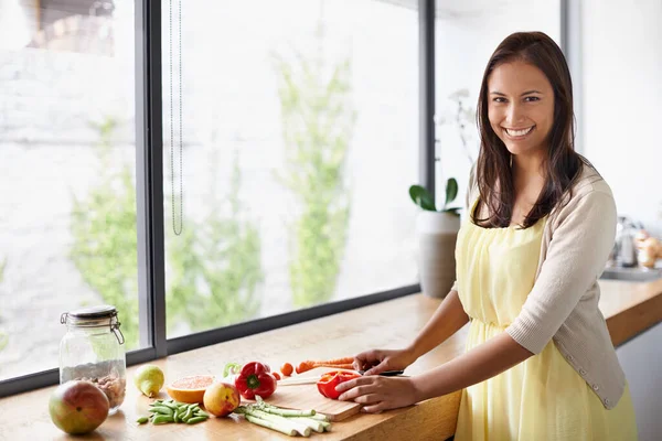 Einen Frischen Salat Zubereiten Eine Junge Frau Bereitet Ihrer Küche — Stockfoto