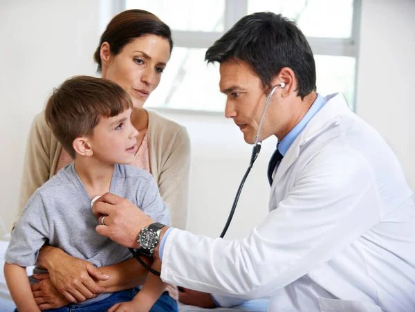 Questo Ragazzino Pieno Vita Medico Interessato Che Esamina Giovane Paziente — Foto Stock