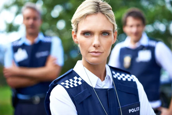 Lassen Sie Sich Auf Ihren Fall Ein Eine Seriöse Polizistin — Stockfoto