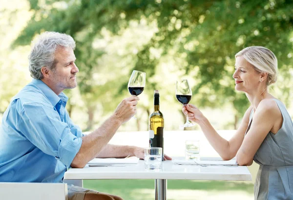 ここで何年も一緒に 幸せな成熟したカップルToasting彼らの愛とともに2杯のワイン屋外 — ストック写真