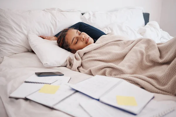 Trött Utbränd Och Sovande Stipendiat Student Sängen Efter Studier Eller — Stockfoto