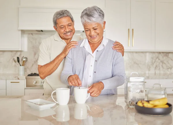 爱与一个老年妇女和男子享受退休时一起在厨房的家 浪漫与老年男女养恤金领取者一起泡茶 — 图库照片