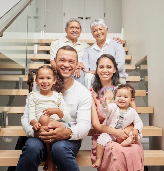 笑顔で家の階段で一緒に座っている大きな家族 3世代と子供たち 両親と祖父母の幸せ 男性と女性の子供の絆と支援と親しさ — ストック写真