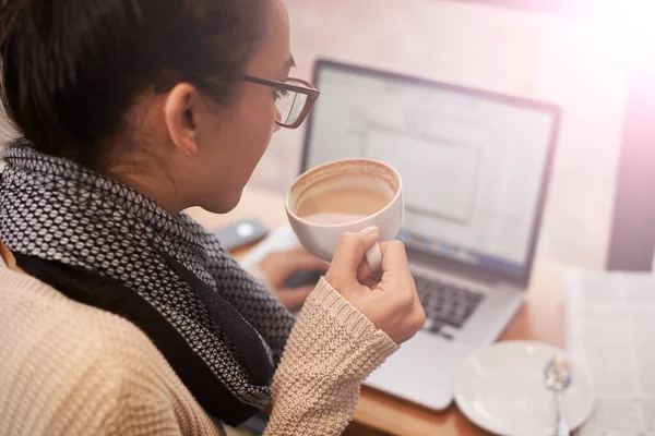 Kawa Zawsze Dobry Pomysł Młoda Kobieta Pracująca Laptopie Pijąc Kawę — Zdjęcie stockowe