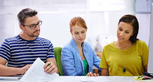 Puzzling Three Colleagues Puzzled Some Paperwork Office Setting — Stock Photo, Image