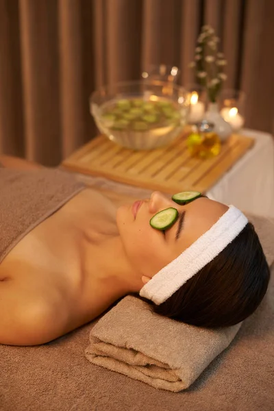 Letting Cucumbers Work Magic Beautiful Young Woman Lying Massage Table — Stock Photo, Image