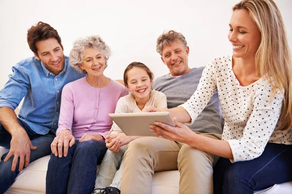Tempos Felizes Juntos Uma Família Feliz Várias Gerações Usando Tablet — Fotografia de Stock
