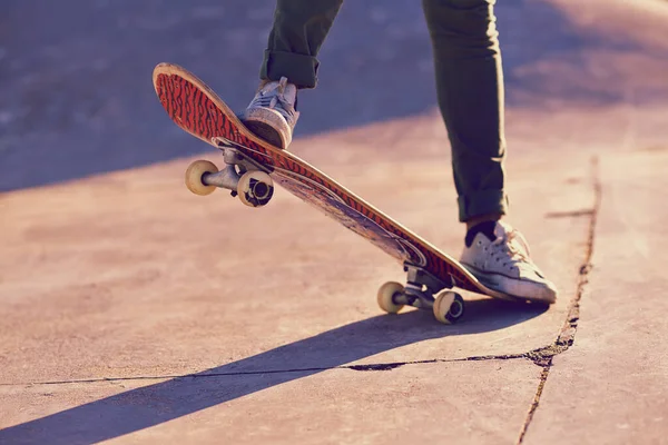 Умеет Двигаться Обрезанный Снимок Женщины Делающей Трюк Скейтборде — стоковое фото