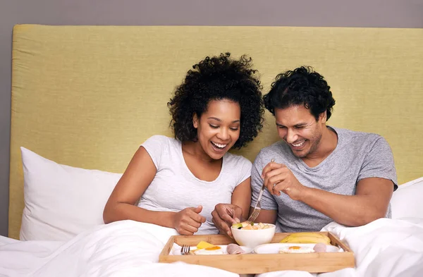 Cara Yang Sehat Untuk Bangun Pasangan Yang Lucu Berbagi Sarapan — Stok Foto