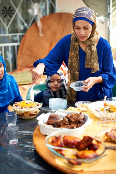 彼女の愛する人と昼食 イスラム教徒の家族が一緒に食事をし — ストック写真