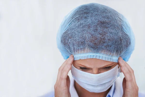 Staying Focused Big Operation Ahead Female Surgeon Wearing Surgical Cap — Stock Photo, Image
