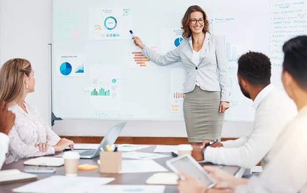Geschäftsleute Manager Und Präsentationstreffen Für Marketing Mit Unternehmensstatistiken Grafiken Und — Stockfoto