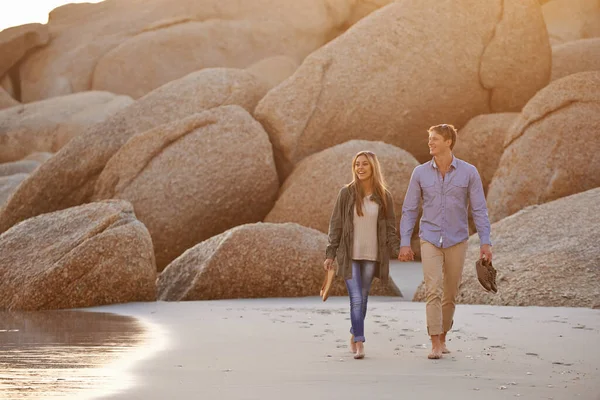 Пляж Выявляет Лучшее Счастливая Молодая Пара Наслаждается Романтической Прогулкой Пляжу — стоковое фото