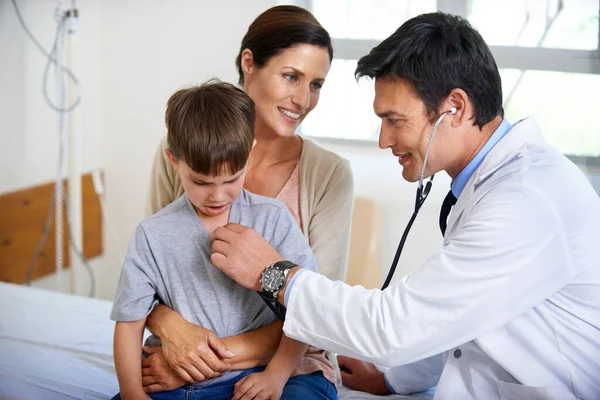 Aaaaaaaaah Eso Frío Médico Cuidadoso Examinando Joven Paciente —  Fotos de Stock