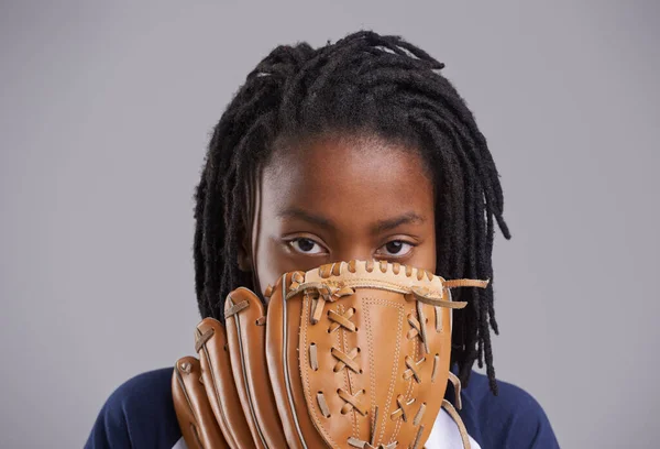 Hat Den Ball Auge Studioaufnahme Eines Kleinen Jungen Mit Baseballausrüstung — Stockfoto