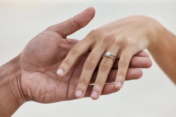Γάμος Κοσμήματα Και Βέρα Χέρια Ζευγαριού Για Αγάπη Γιορτή Και — Φωτογραφία Αρχείου