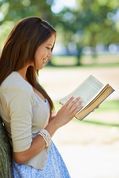 Splendore All Aperto Una Bella Giovane Donna Che Legge Libro — Foto Stock