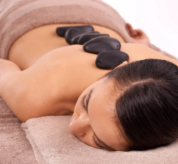 Soothing Stones Young Woman Enjoying Some Hot Stone Therapy — Stock Photo, Image