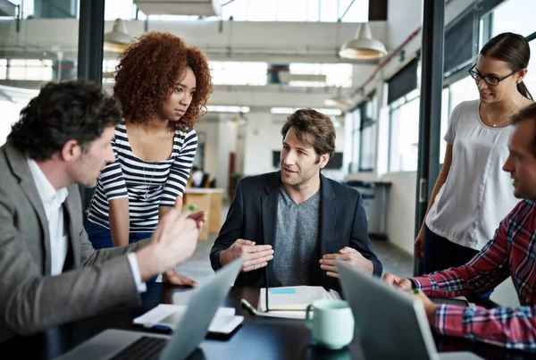 Sto Dando Progetto Impiegati Che Parlano Una Riunione Ufficio — Foto Stock