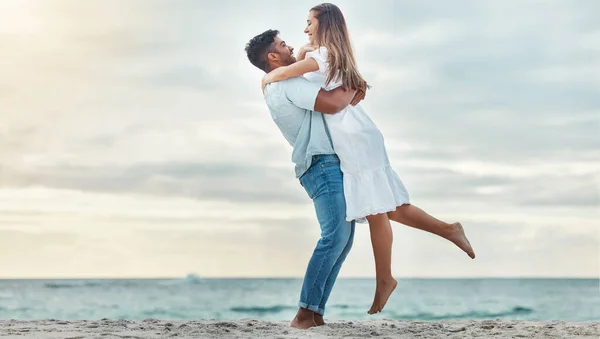 Pareja Feliz Elevador Playa Abrazo Para Celebrar Amor Romántico Atardecer —  Fotos de Stock