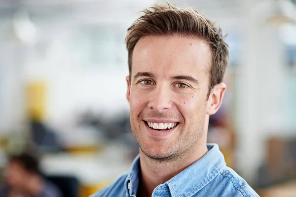 Ambición Coincide Con Positividad Retrato Del Hombre Sonriente Ambiente Trabajo — Foto de Stock