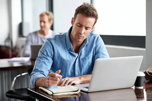 Dando Vida Sus Ideas Hombre Escribiendo Notas Mientras Trabaja Una — Foto de Stock