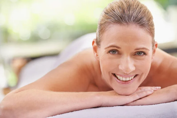 Total Bliss Woman Day Spa Relaxing Massage Table — Stock Photo, Image