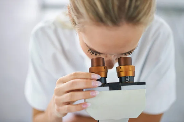Aby Znaleźć Odpowiedź Dostosuj Ostrość Piękna Kobieta Laboratorium Pracująca Mikroskopem — Zdjęcie stockowe