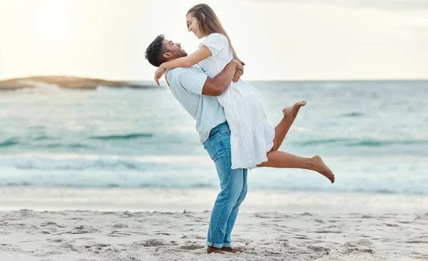 Mann Umarmt Frau Strand Und Zelebriert Liebe Mit Lächeln Wassernähe — Stockfoto