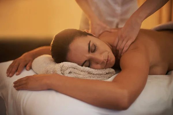 Sto Facendo Massaggio Tessuti Profondi Una Donna Attraente Che Gode — Foto Stock