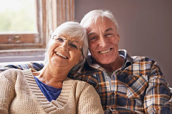 Birbirimize Sahipken Daha Isteyebiliriz Evlerindeki Oturma Odalarında Oturan Mutlu Yaşlı — Stok fotoğraf