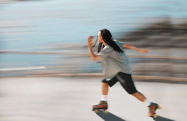 Fitness Oefening Een Man Rolschaatsen Bewegen Snel Met Wazige Achtergrond — Stockfoto