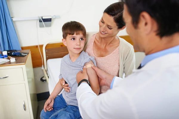 Hombrecito Más Valiente Que Conocido Joven Admirando Médico Mientras Pone — Foto de Stock