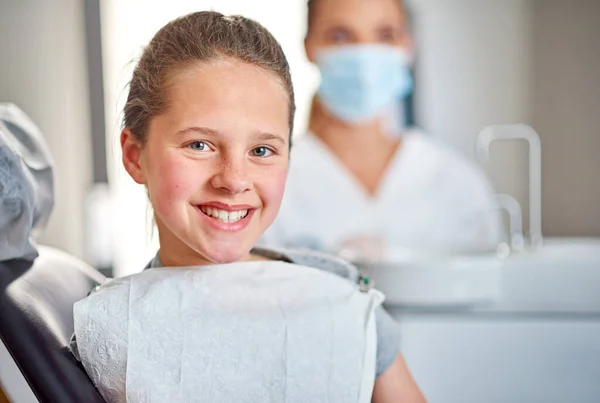 Shes Got Nothing Worry Young Girl Sitting Dental Chair Her — Stock Photo, Image