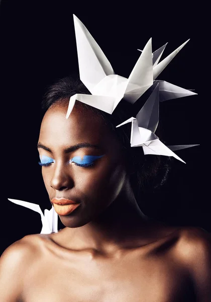 Вона Уособлює Африканську Красу Прекрасна Етнічна Жінка Тримає Орігамі Голові — стокове фото