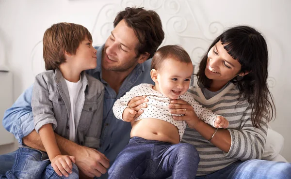 Atesorando Tiempo Juntos Una Madre Padre Felices Que Unen Con — Foto de Stock