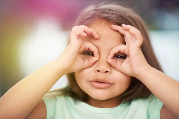 Espío Con Pequeño Ojo Retrato Una Adorable Niña Divirtiéndose —  Fotos de Stock