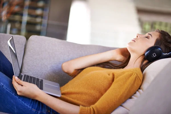 Suo Passatempo Preferito Una Giovane Donna Attraente Che Ascolta Musica — Foto Stock