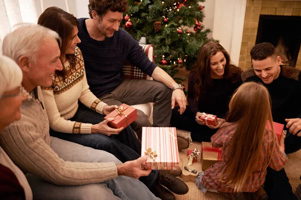 Cieszy Się Przytulnymi Rodzinnymi Świętami Rodzina Daje Prezenty Boże Narodzenie — Zdjęcie stockowe