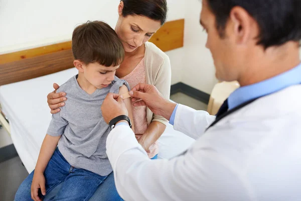 Sólo Poquito Poquito Ouch Inyección Aérea Médico Colocando Yeso Brazo —  Fotos de Stock