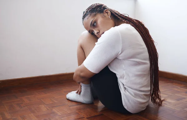 一个女人孤身一人坐在地板上 对她的心理健康感到沮丧 压力和焦虑 用年轻女性的悲伤 恐惧和自杀来思考和感受痛苦 愤怒或悲伤 — 图库照片