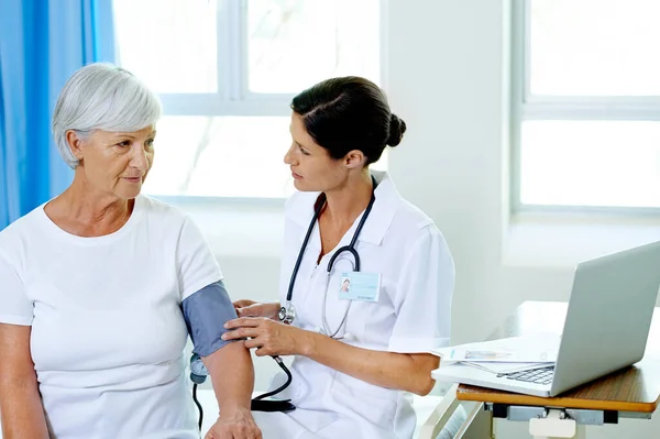 Fera Pas Mal Tout Une Belle Jeune Femme Médecin Tester — Photo