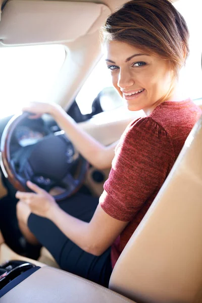 Dobrze Wygląda Nowej Bryce Piękna Młoda Kobieta Prowadzi Luksusowy Samochód — Zdjęcie stockowe